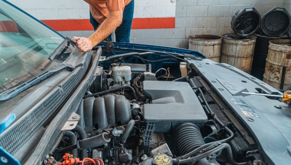 Auto repair technician performing vehicle service that supports long-term customer retention {{brizy_dc_image_alt imageSrc=