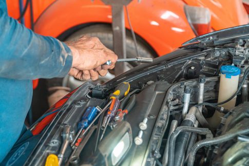 Auto repair technician working through a connected repair order workflow {{brizy_dc_image_alt imageSrc=